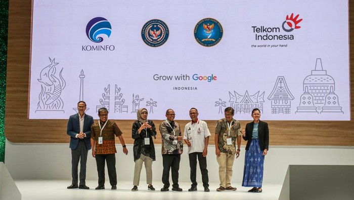 Pengunjung melihat informasi program beasiswa Google Career Certificates (GCC) saat peluncuran di Jakarta, Kamis (15/6/2023). Google meluncurkan 11.000 beasiswa GCC tambahan kepada Kemenkominfo, Kemenparekraf, Badan Siber dan Sandi Negara (BSSN) dan Telkom Indonesia yang bertujuan untuk membangun keterampilan digital. ANTARA FOTO/Asprilla Dwi Adha/nym.