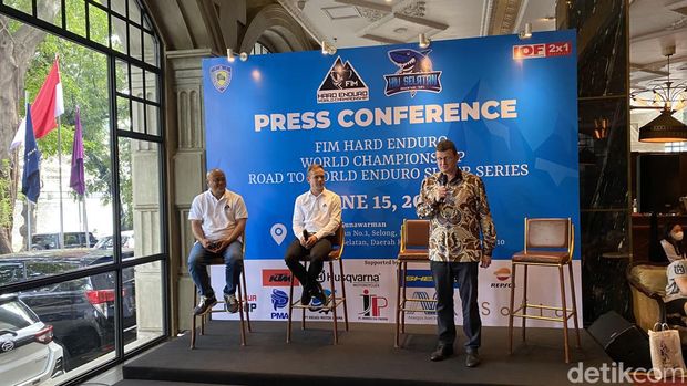 Sesi jumpa pers jelang Ajang balap offroad motor bertajuk Hiu Selatan Adventure Trail 2023, yang dihelat Jumat (16/3)-Minggu (18/6), di  Lapangan Jambusari, Kecamatan Jeruklegi, Cilacap, Jawa Tengah.
