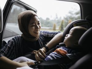 Orang Dewasa Kerap Jadi Badut Saat Ngobrol dengan Bayi, Kenapa Ya?