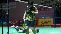 Match point Yamaguchi 20-10. Yamaguchi kemudian menang 21-10 saat pukulan Putri KW tersangkut di net. 