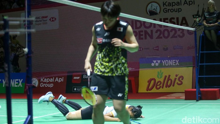Pebulu tangkis tunggal puteri Indonesia Putri Kusuma Wardani berhadapan dengan pebulutangkis tunggal puteri asal Jepang Akane Yamaguchi dalam babak 16 besar Indonesia Open 2023 yang berlangsung di Istora Senayan, Jakarta, Kamis (15/6/2023). Dalam pertandingan yang berlangsung 2 set ini, Putri harus mengakui keunggulan pebulutangkis puteri no 1 dunia ini dengan skor 15-21 dan 11-21.