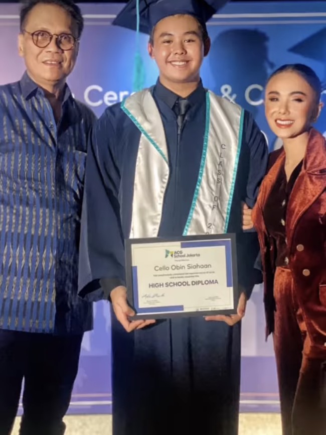 Padu padan blazer seperti Yuni Shara juga bisa menjadi inspirasi gaya busana ke wisuda anak. Foto: Instagram @yunishara36