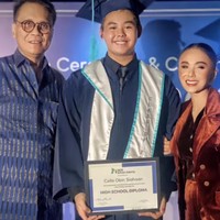 Padu padan blazer seperti Yuni Shara juga bisa menjadi inspirasi gaya busana ke wisuda anak. Foto: Instagram @yunishara36