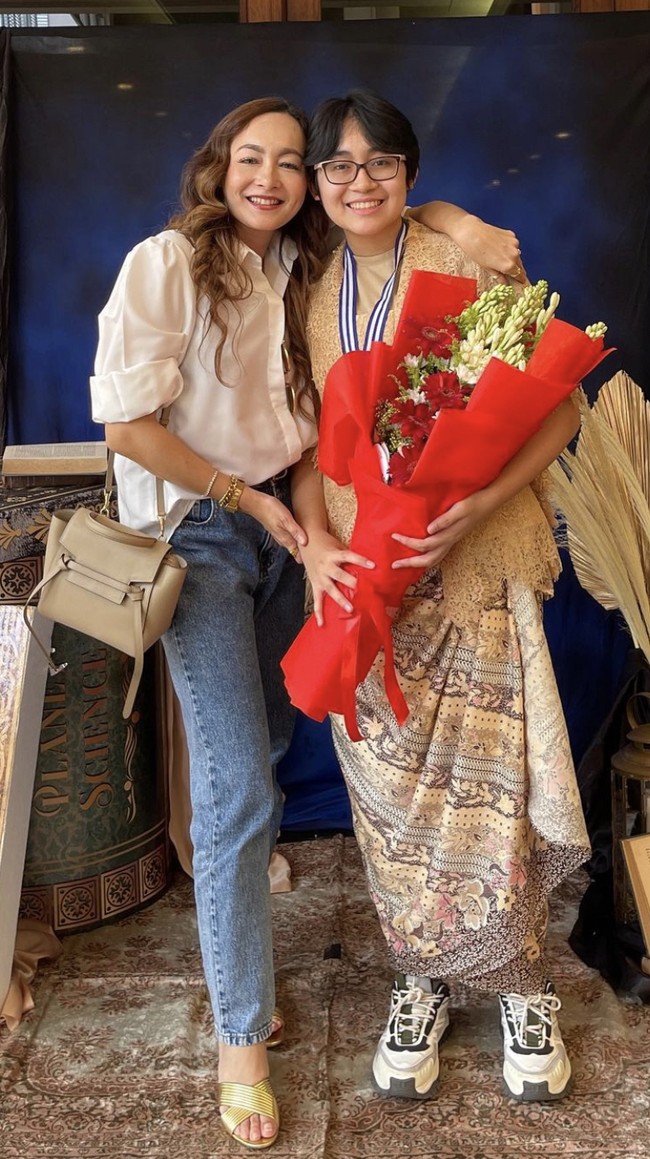 Gaya Meisya Siregar dengan memakai abaya hitam dan jilbab putih bisa menjadi inspirasi tampil formal saat menghadiri wisuda anak. Foto: Instagram @meisya_siregar