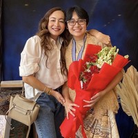 Gaya Meisya Siregar dengan memakai abaya hitam dan jilbab putih bisa menjadi inspirasi tampil formal saat menghadiri wisuda anak. Foto: Instagram @meisya_siregar