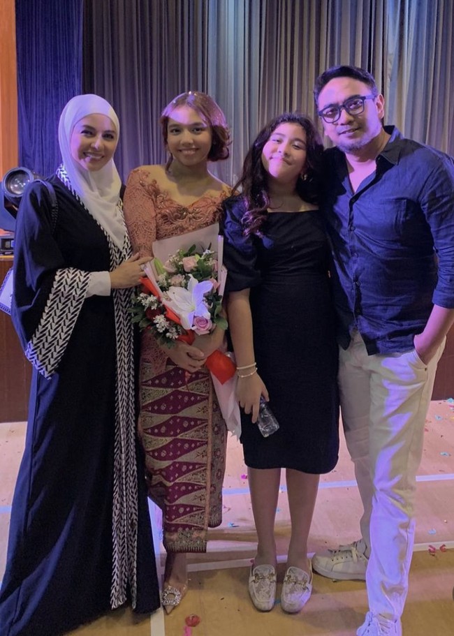 Gaya Meisya Siregar dengan memakai abaya hitam dan jilbab putih bisa menjadi inspirasi tampil formal saat menghadiri wisuda anak. Foto: Instagram @meisya_siregar