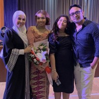 Gaya Meisya Siregar dengan memakai abaya hitam dan jilbab putih bisa menjadi inspirasi tampil formal saat menghadiri wisuda anak. Foto: Instagram @meisya_siregar