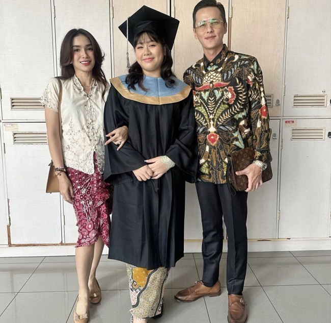 Saat menghadiri wisuda putrinya, Amalia Putri, Ussy juga memilih pakai kebaya dan kain bernuansa cerah. Pilihan sepatu flat lebih nyaman digunakan tapi tetap fit dengan kebayanya. Foto: Dok. Instagram Ussy 