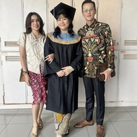 Saat menghadiri wisuda putrinya, Amalia Putri, Ussy juga memilih pakai kebaya dan kain bernuansa cerah. Pilihan sepatu flat lebih nyaman digunakan tapi tetap fit dengan kebayanya. Foto: Dok. Instagram Ussy 
