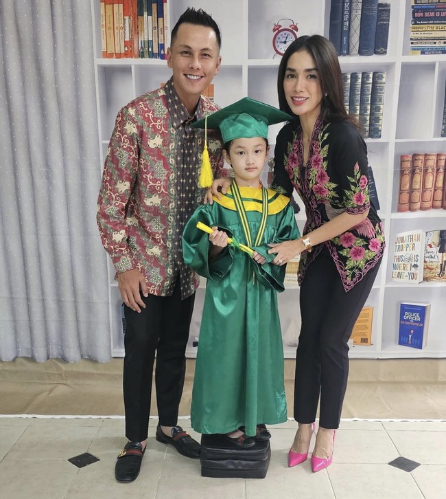 Ussy kembali tampil dengan kebaya kartini yang kali ini dipadukan pakai celana panjang. Tetap terlihat feminin dengan pemilihan high heels pink yang atraktif. 