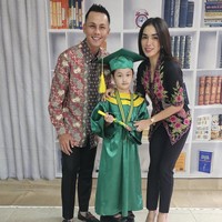 Ussy kembali tampil dengan kebaya kartini yang kali ini dipadukan pakai celana panjang. Tetap terlihat feminin dengan pemilihan high heels pink yang atraktif. 