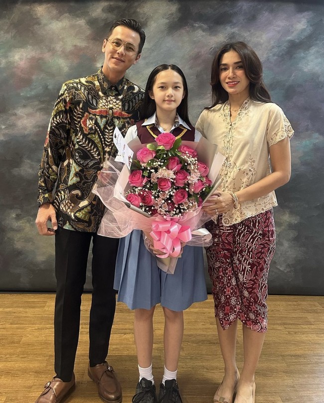 Ini dia penampilan Ussy Sulistiawaty saat menghadiri wisuda putrinya, Shakeela Eleanor Ameera. Setelan kebaya kutu baru modern menjadi pilihan yang cantik dan anggun. Foto: Instagram @ussypratama