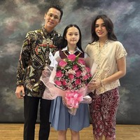 Ini dia penampilan Ussy Sulistiawaty saat menghadiri wisuda putrinya, Shakeela Eleanor Ameera. Setelan kebaya kutu baru modern menjadi pilihan yang cantik dan anggun. Foto: Instagram @ussypratama