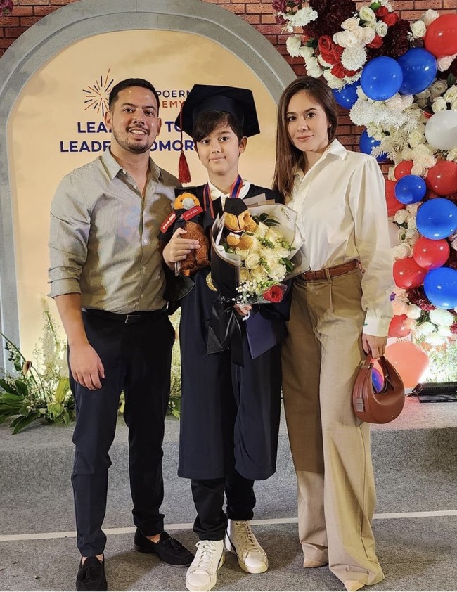 Padu padan blazer seperti Yuni Shara juga bisa menjadi inspirasi gaya busana ke wisuda anak. Foto: Instagram @yunishara36