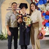 Padu padan blazer seperti Yuni Shara juga bisa menjadi inspirasi gaya busana ke wisuda anak. Foto: Instagram @yunishara36