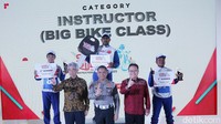 President Director PT Astra Honda Motor (AHM) Susumu Mitsuishi (kiri depan), Kasubdit Standar Cegah dan Tindak Ditkamsel Korlantas Polri Kombes Pol Muhammad Tora (tengah depan), dan Executive Vice President Director AHM Thomas Wijaya (kanan depan) berfoto bersama para pemenang The 14th Astra Honda Safety Riding Instructors Competition (AHSRIC) 2023 di AHM Safety Riding & Training Center (AHSRTC), Cikarang Pusat, Bekasi, Jawa Barat, Kamis (15/6/2023). 