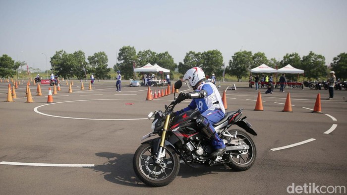 Instruktur Safety Riding Unjuk Kebolehan AHM menguji sekaligus mengkalibrasi kompetisi instruktur safety riding Honda melalui AHSRIC 2023. Hal ini untuk menyiapkan instruktur safety riding yang terlatih.