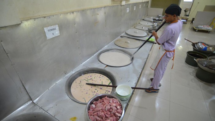Juru masak mengaduk santan untuk pembuatan rendang di sentra rendang Kota Payakumbuh, Sumatera Barat, Kamis (15/6/2023). Pemkot Payakumbuh memperkuat merek daerah City of Randang sebagai tindak lanjut arahan presiden dengan melakukan standarisasi pengolahan rendang kualitas ekspor sebagai produk unggulan daerah tersebut. ANTARA FOTO/Iggoy el Fitra/nym.