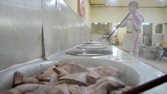 Juru masak mengaduk santan untuk pembuatan rendang di sentra rendang Kota Payakumbuh, Sumatera Barat, Kamis (15/6/2023). Pemkot Payakumbuh memperkuat merek daerah City of Randang sebagai tindak lanjut arahan presiden dengan melakukan standarisasi pengolahan rendang kualitas ekspor sebagai produk unggulan daerah tersebut. ANTARA FOTO/Iggoy el Fitra/nym.