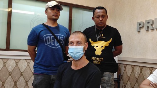 Ithomas Charles Flach JR, bule AS yang mencegat dan merusak mobil dinas Kepala SPN Polda Bali Kombes I Nengah Subagia saat dihadirkan dalam konferensi pers di Polda Bali, Kamis (15/6/2023). (I Wayan Sui Suadnyana/detikBali)