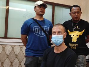 Bule Pencegat Mobil Polisi Datang ke Bali untuk Berwisata