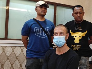 Bingungnya Bule AS Tersangka Perusakan Mobil Kepala SPN Polda Bali
