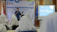 President Director Asuransi Astra, Christopher Pangestu ketika memberikan literasi keuangan melalui materi pemahaman manajemen keuangan kepada para murid SMKN 10 Surabaya guna melengkapi aspirasi keberlanjutan dengan pilar pendidikan sekaligus mendukung kebijakan pemerintah dan Otoritas Jasa Keuangan (OJK) dalam meningkatkan literasi keuangan masyarakat. 