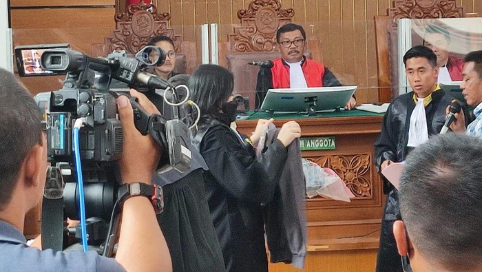 Jaksa Tunjukkan Baju Mario Dandy Saat Aniaya David