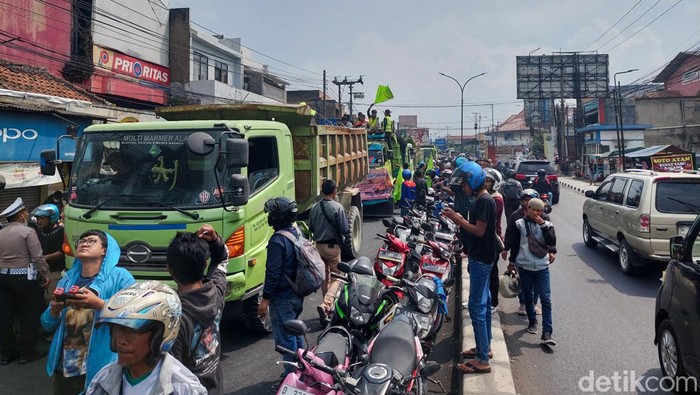 Jalan Padalarang diblokade massa yang menuntut dipekerjakan kembali