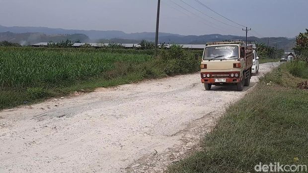 Kondisi jalan rusak di Sumbersari Kecamatan Kayen, Kabupaten Pati, Kamis (15/6/2023).