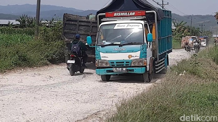 Kondisi jalan rusak di Sumbersari Kecamatan Kayen, Kabupaten Pati, Kamis (15/6/2023).