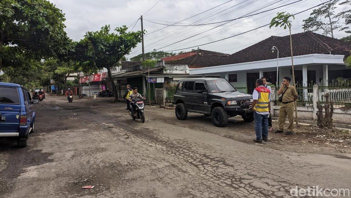 Jalan Rusak Akibat Truk Tebu di Blitar