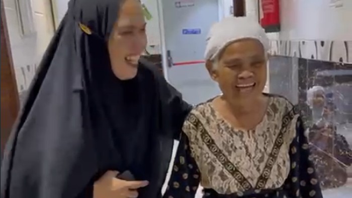 Jemaah haji asal Bone sembuh dari strok usai mengonsumsi air zamzam di Tanah Suci.