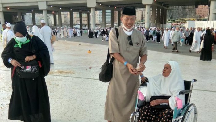 Jemaah Haji asal Kabupaten Bone, Sulawesi Selatan (Sulsel) bernama Indo Hana (79) penderita strok ringan jalani ibadah haji.