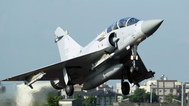 Jet tempur Mirage 2000 Angkatan Udara Taiwan lepas landas dari bagian jalan raya yang ditutup selama latihan tahunan militer Han Kuang, Selasa, 16 September 2014, di Chiayi, Taiwan tengah. Latihan tersebut untuk melatih pilot dan awak darat untuk menggunakan bagian jalan raya sebagai landasan udara jika terjadi serangan dari China daratan. (File Foto - AP Photo/Wally Santana)