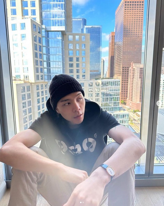 Bahu kanan Johnny NCT terbentur pintu studio saat syuting konten dan langsung dilarikan ke rumah sakit. Dari hasil pemeriksaan, terungkap bahwa tulang selangka kanan yang menghubungkan lengan dan badannya patah. Foto: Instagram