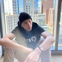 Bahu kanan Johnny NCT terbentur pintu studio saat syuting konten dan langsung dilarikan ke rumah sakit. Dari hasil pemeriksaan, terungkap bahwa tulang selangka kanan yang menghubungkan lengan dan badannya patah. Foto: Instagram