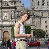 Kini Johnny NCT diharuskan memakai penyangga untuk memperbaiki tulang selangka kanannya yang patah. Dia juga membatasi gerakannya hingga benar-benar pulih. Foto: Instagram