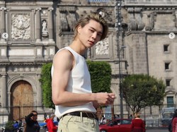 7 Foto Johnny NCT, Batal Jadi DJ di Jakarta - Bali karena Patah Tulang