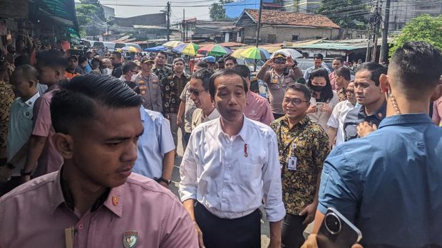 Jokowi di Pasar Menteng Pulo (CNBC Indonesia/Emir Yanwardhana)