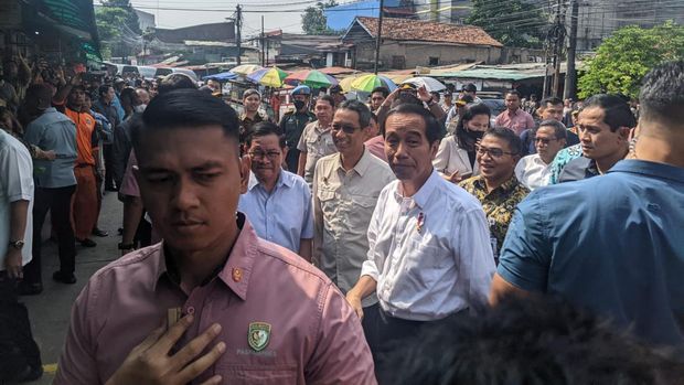 Jokowi di Pasar Menteng Pulo (CNBC Indonesia/Emir Yanwardhana)
