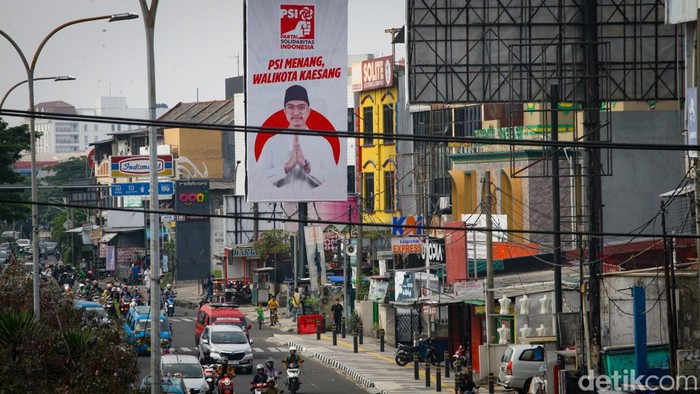 Kaesang Siap Jadi Depok Pertama, Balihonya Bersalin Rupa Kaesang Pangarep mengaku siap menjadi Depok Pertama. Baliho bergambar dirinya terpampang di Jalan Margonda Raya.