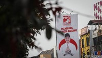 Kostum yang dikenakannya dalam video sama persis dengan gambar baliho Kaesang di Margonda.