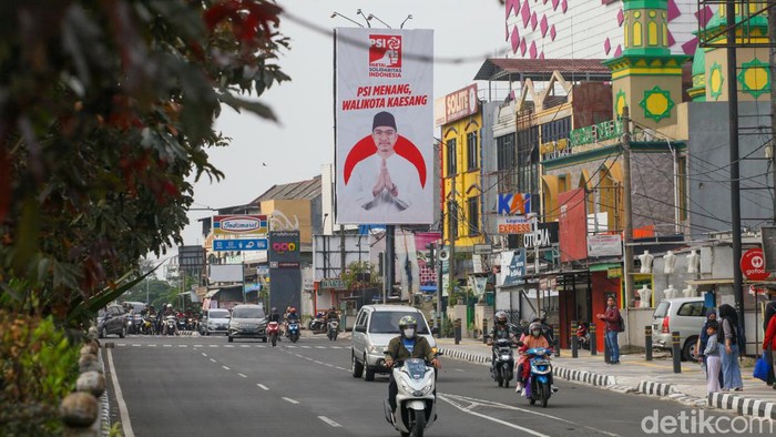 Kaesang Siap Jadi Depok Pertama, Balihonya Bersalin Rupa Kaesang Pangarep mengaku siap menjadi Depok Pertama. Baliho bergambar dirinya terpampang di Jalan Margonda Raya.