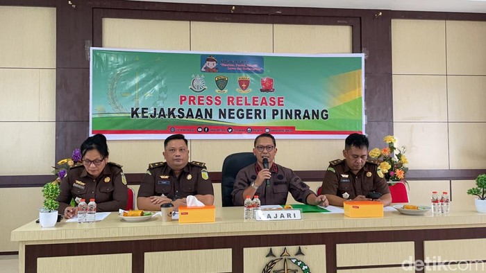 Kajari Pinrang Agus Khaeruddin (tengah) saat merilis kasus gadai fiktif Rp 4 miliar di Kejari Pinrang. Muhclis Abduh/detikSulsel