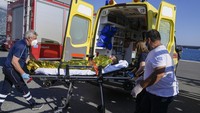 Sebanyak 25 orang yang selamat, mulai dari usia 16 hingga 49 tahun, kini dirawat di rumah sakit karena hipotermia. Tim penyelamat mengatakan banyak di antara mereka yang diselamatkan dari laut tidak bisa berenang dan bertahan di puing-puing kapal. Tidak seorang pun memiliki jaket pelampung. AP/Thanassis Stavrakis