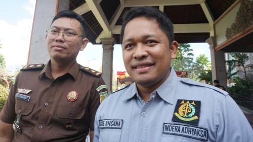 Kasi Intel Kejari Badung Gde Ancana (kanan) didampingi Kasi Pidsus Dewa Lanang Arya Raharja di Kejari Badung, Kamis (15/6/2023).