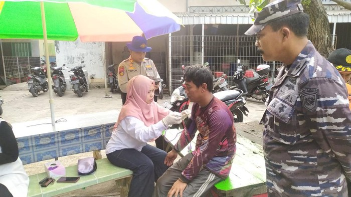 Petugas Puskesmas Sendangbiru mengobati para ABK KM Maju Setia yang berhasil diselamatkan. Para ABK dievakuasi usai kebakaran KM Maju Setia pada Selasa (13/6/2023).