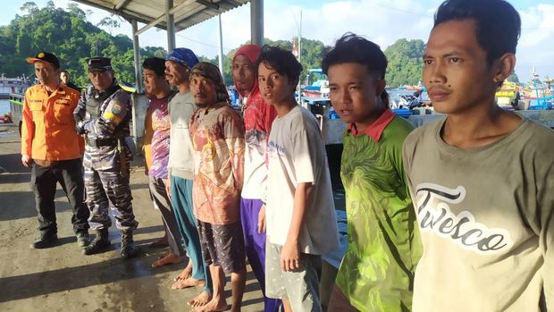 Belasan ABK berhasil dievakuasi ke dermaga Sendangbiru usai kebakaran KM Maju Setia di Perairan Samudera Hindia. Mereka merupakan ABK KM Maju Setia.