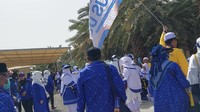 Parkirannya luas, bisa menampung puluhan bus jemaah haji. Begitu masuk Kebun Kurma Fahd, kita langsung dimanjakan dengan pemandangan pohon-pohon kurma. Beberapa pohon sudah berbuah lebat, siap dipanen.